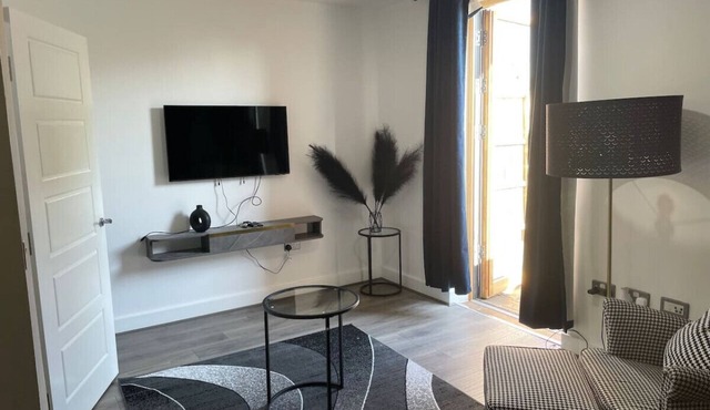 Contemporary Haven: 4-Bed House in Dagenham