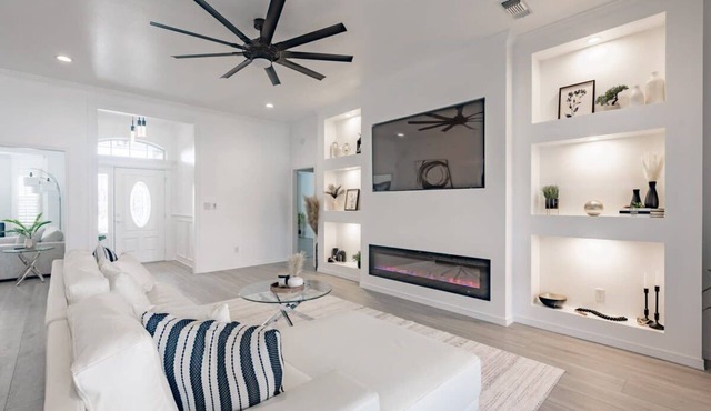 Contemporary Haven Retreat w/KING BED Suite