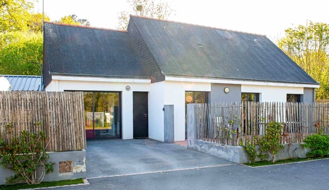 Contemporary Holiday Home with Shared Terrace