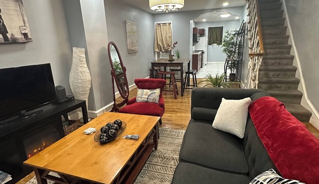 Contemporary home 8 min from center city