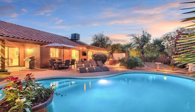 Contemporary home with a private pool, hot tub & fast WiFi