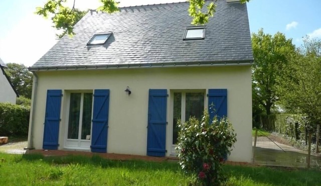 "Contemporary Home with Garden, Near Sea & Shops, Equipped for Families"