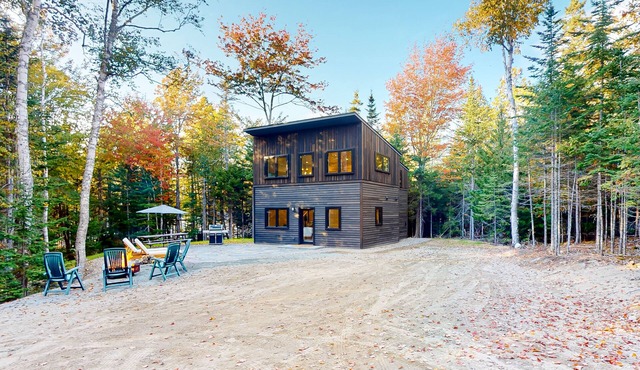 Contemporary home with woodstove, firepit, 2 kitchens & fast WiFi- walk to beach