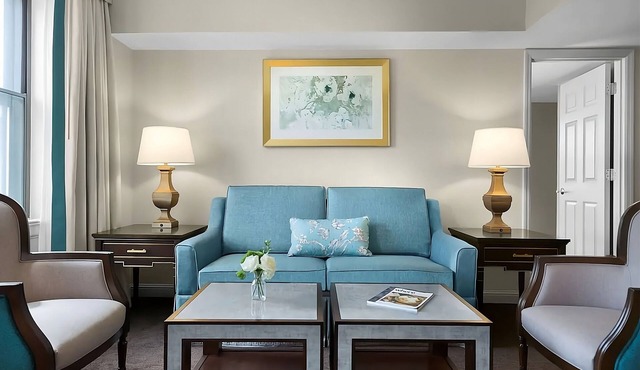 Contemporary Hotel in Central West End district! Parking, Pool & Cinema Onsite!