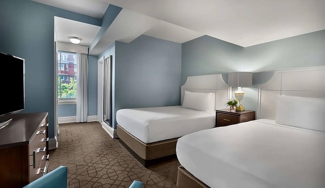 Contemporary Hotel in Central West End District! 3 Spaces, Parking, Outdoor Pool