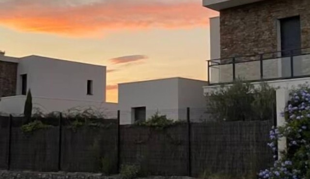 Contemporary house 10 minutes from the sea and 5 minutes from the town center.