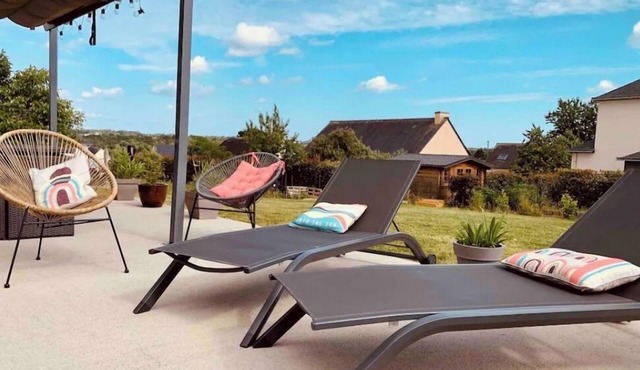 Contemporary house 35 minutes from beaches