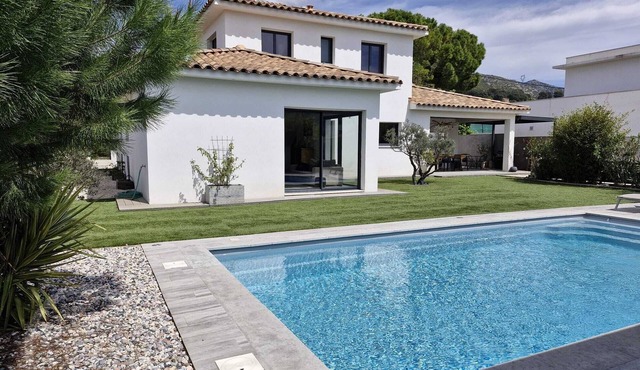 Contemporary house for summer vacations in Gémenos 150m² with swimming pool