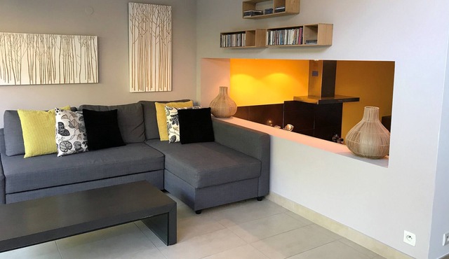 CONTEMPORARY HOUSE with GARDEN, ideally placed