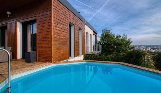 Contemporary house in toulouse on the slopes of Pech David