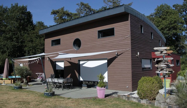 Contemporary house of 180 m2 - 4 bedrooms - Land 1600 m2 with swimming pool wood