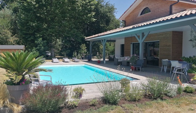 Contemporary house, quiet, with comfortable swimming pool 4 bedrooms