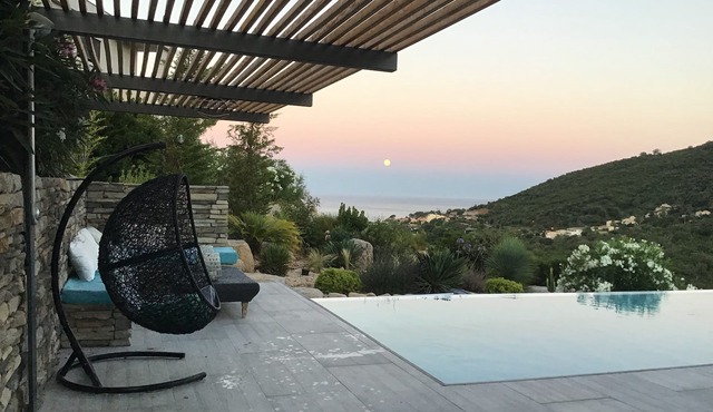 Contemporary house, Swimming pool, 800m from the beach, secure residence, South Corsica