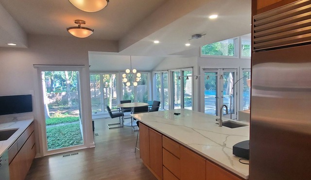 Contemporary house with partial lake views/quiet and private area/gut reno/2023