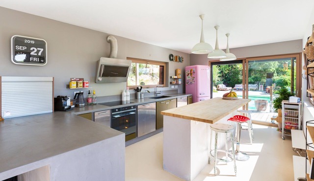★ Contemporary house with heated pool ★