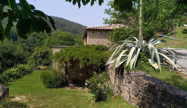 Contemporary house with all comforts, far from the crowds but close to everything. Unobstructed view