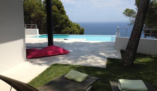 Contemporary house with a splendid sea view and fiber