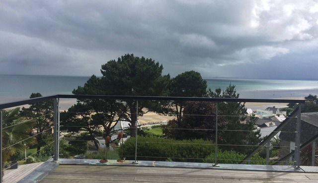 Contemporary house with exceptional sea view, two minutes from the beach