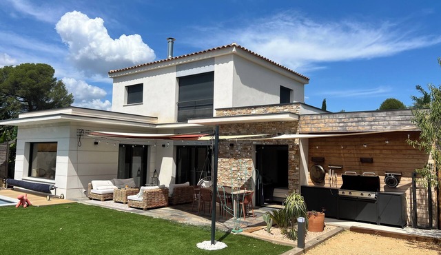 Contemporary house with heated pool, close to beaches and calanques
