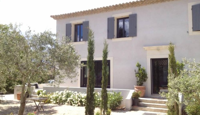 Contemporary house with swimming pool not overlooked in Luberon