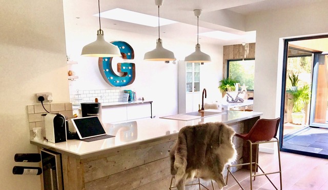 Contemporary interior designed house, 5 mins beach, 6 miles from Goodwood.