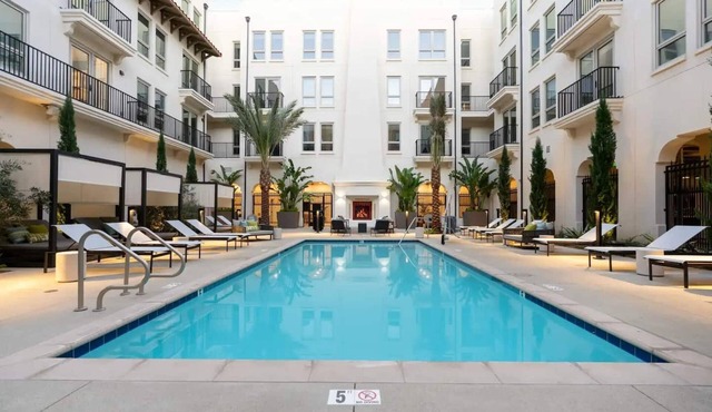 Contemporary King Suite｜Pool, Spa & Rooftop Deck