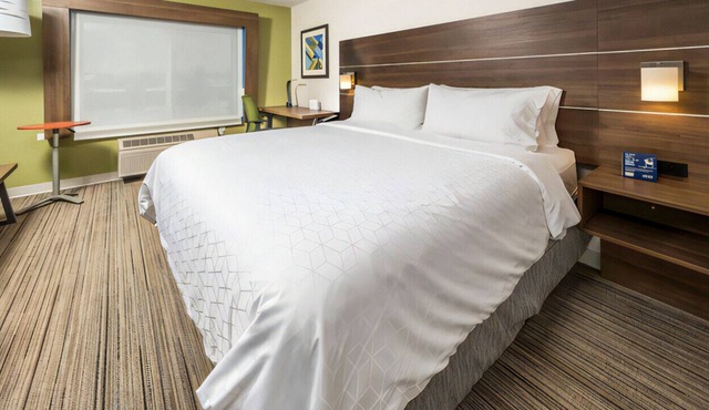 Contemporary King Room with Luxury and Comfort
