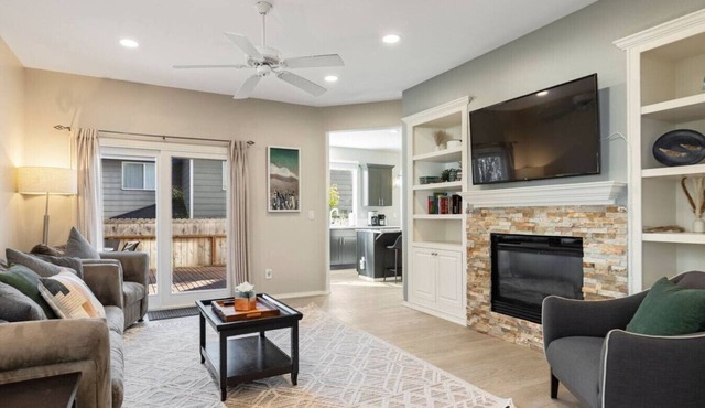 Contemporary Kirkland Retreat ~ 4 Bedroom