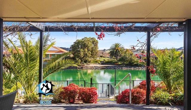 Contemporary Lakeside Stunner – 3 bedrooms & jetty