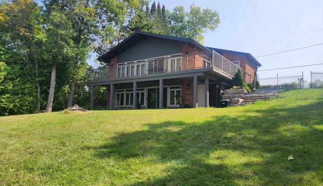Contemporary Lake Front Retreat w/Picturesque Sunsets & Bunkie!