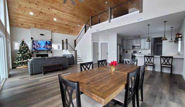 Contemporary Lakehouse Retreat: Where Paradise Meets Comfort