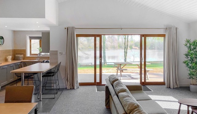 Contemporary Lakeview Lodge 6