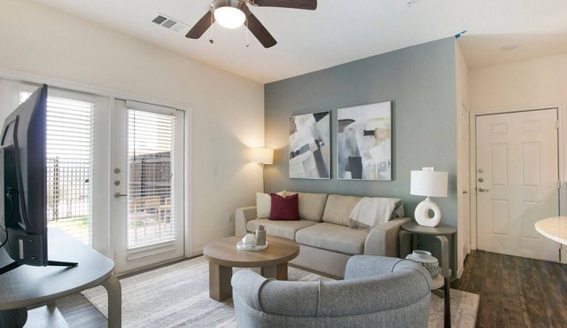 Contemporary large 1BR, in unit Washer/Dryer, FREE parking with all amenities!