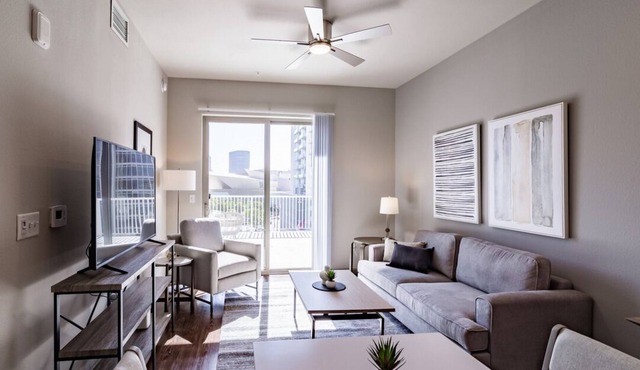 Contemporary large 1BR, in unit Washer/Dryer, FREE parking with all amenities!