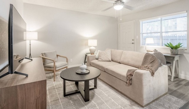 Contemporary large 1BR, in unit Washer/Dryer, FREE parking with all amenities!
