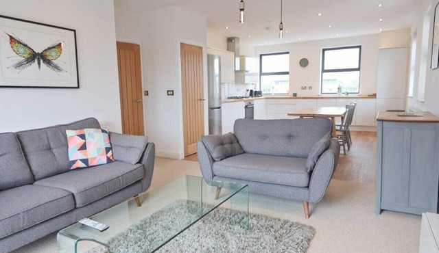 Contemporary Large 2 Bedroom Apartment with Parking