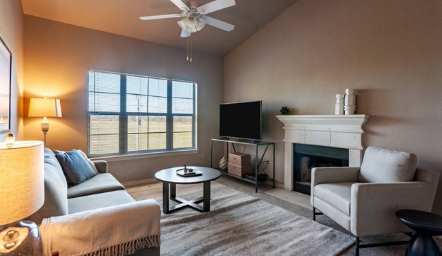 Contemporary large 1BR, in unit Washer/Dryer, FREE parking with all amenities!