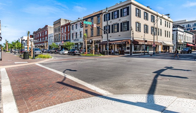 Contemporary Living on Broughton with King Beds & Parking by Lucky Savannah