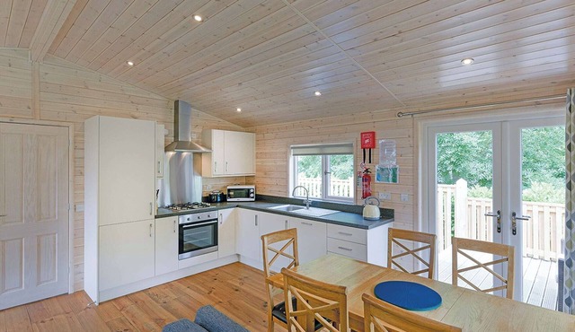 Contemporary lodge with one master double with flatscreen TV and en suite shower/W.