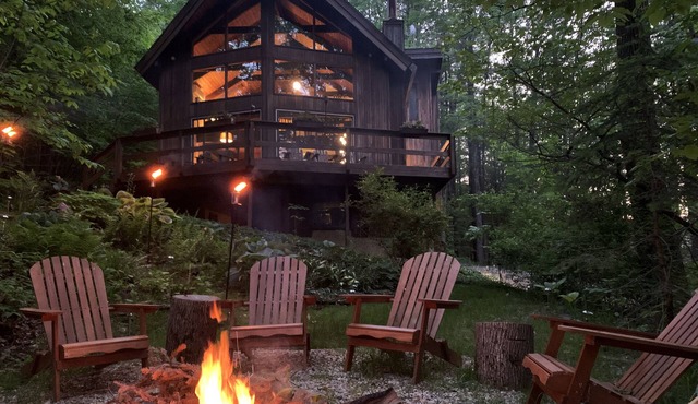 Contemporary lodge tucked in serene woods, yet minutes to Cornell, IC & downtown