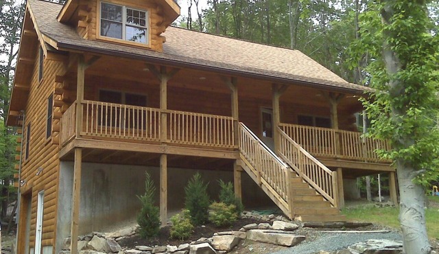 Contemporary Log Cabin : 2 Blocks from Lake Wallenpaupack, Located in WLE