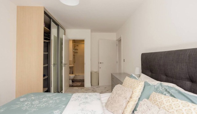 Contemporary London Apartment with great transport links into Central London