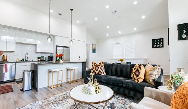 Contemporary Luxe home 10mins from DT Houston