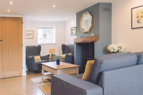 Contemporary mid-terrace cottage