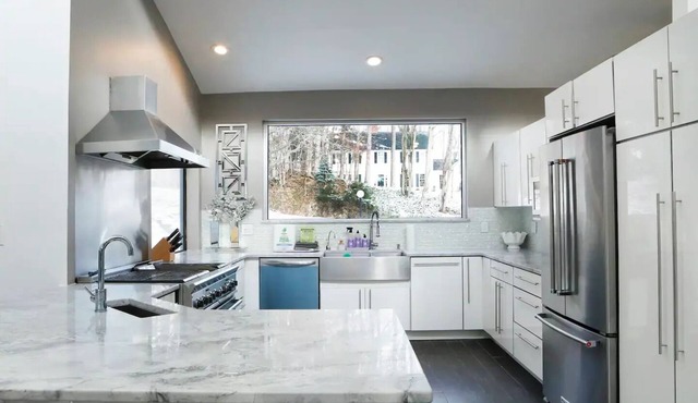 Contemporary/Modern 3 bedroom Family Custom home