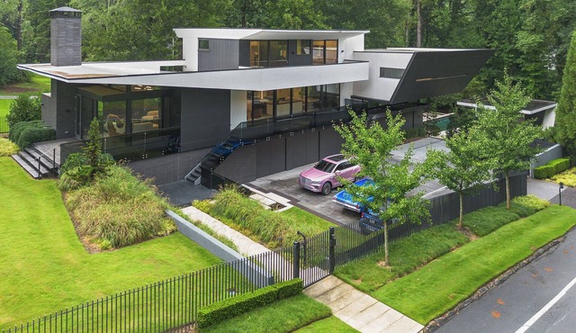 Contemporary Modern estate in delightful Atlanta with an infinity swimming pool