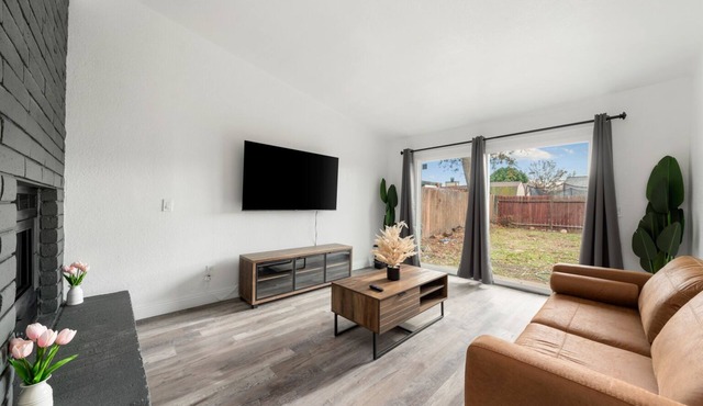 Contemporary Modern Spacious 3BR/2BA Near SMF