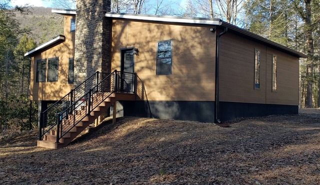 Contemporary Mountain Gem- 20 mins to Williamsport- w/Creek Views- Sleeps 6