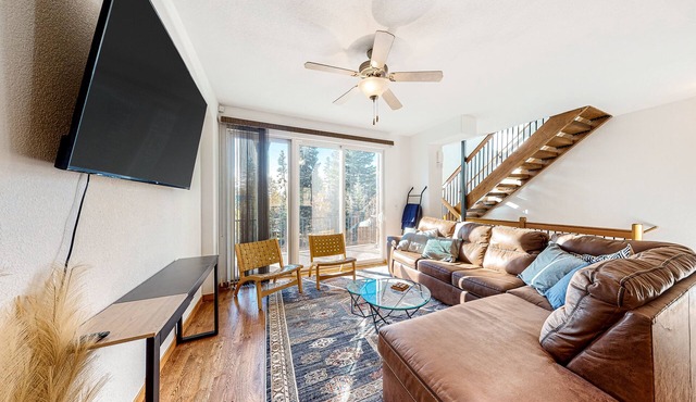 Contemporary mountain gem near the slopes with private balcony - dog-friendly