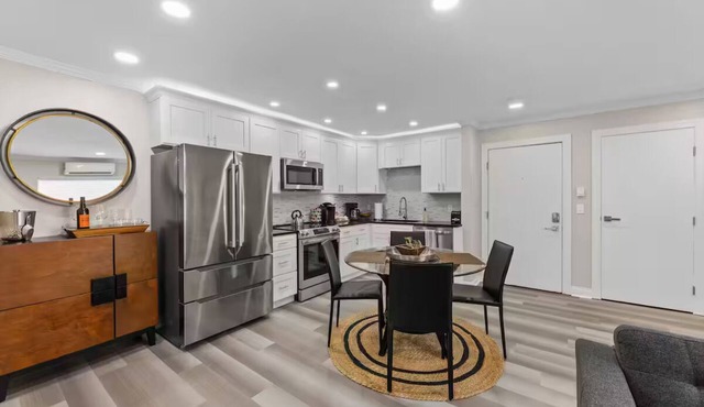 Contemporary One Bedroom In Beautiful River Town